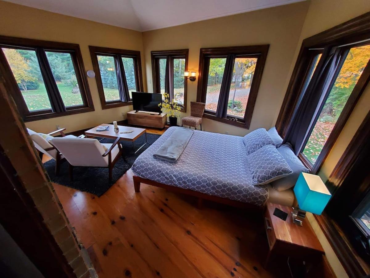 The Front Porch Room Of A 140-Year-Old Victorian House Orangeville Exterior photo