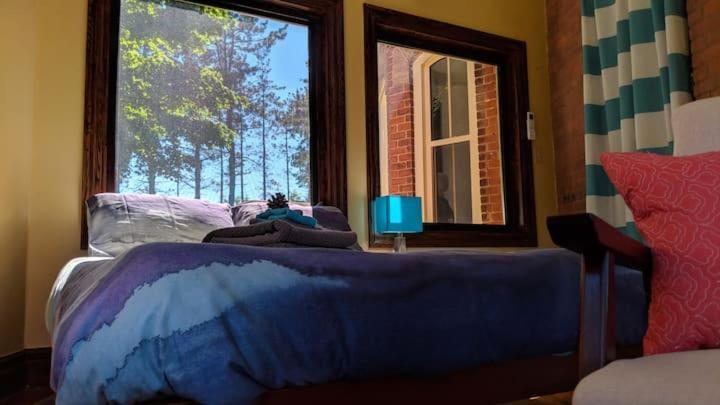 The Front Porch Room Of A 140-Year-Old Victorian House Orangeville Exterior photo