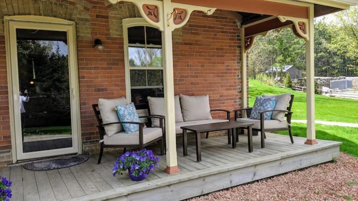 The Front Porch Room Of A 140-Year-Old Victorian House Orangeville Exterior photo