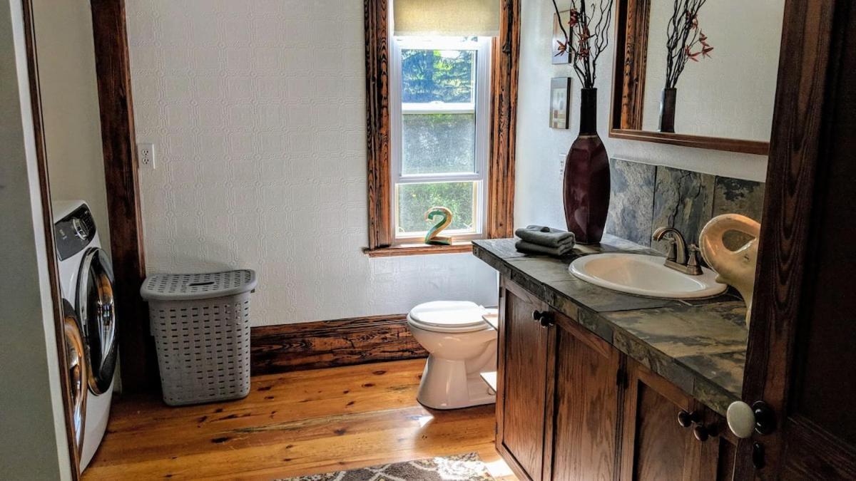 The Front Porch Room Of A 140-Year-Old Victorian House Orangeville Exterior photo