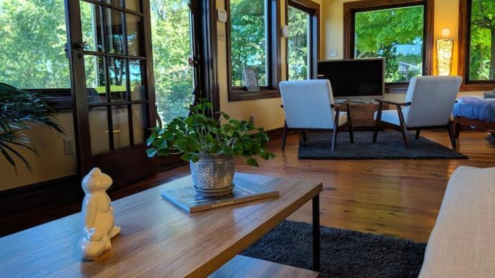 The Front Porch Room Of A 140-Year-Old Victorian House Orangeville Exterior photo