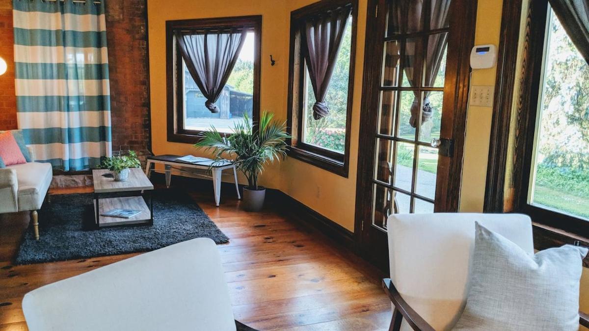 The Front Porch Room Of A 140-Year-Old Victorian House Orangeville Exterior photo