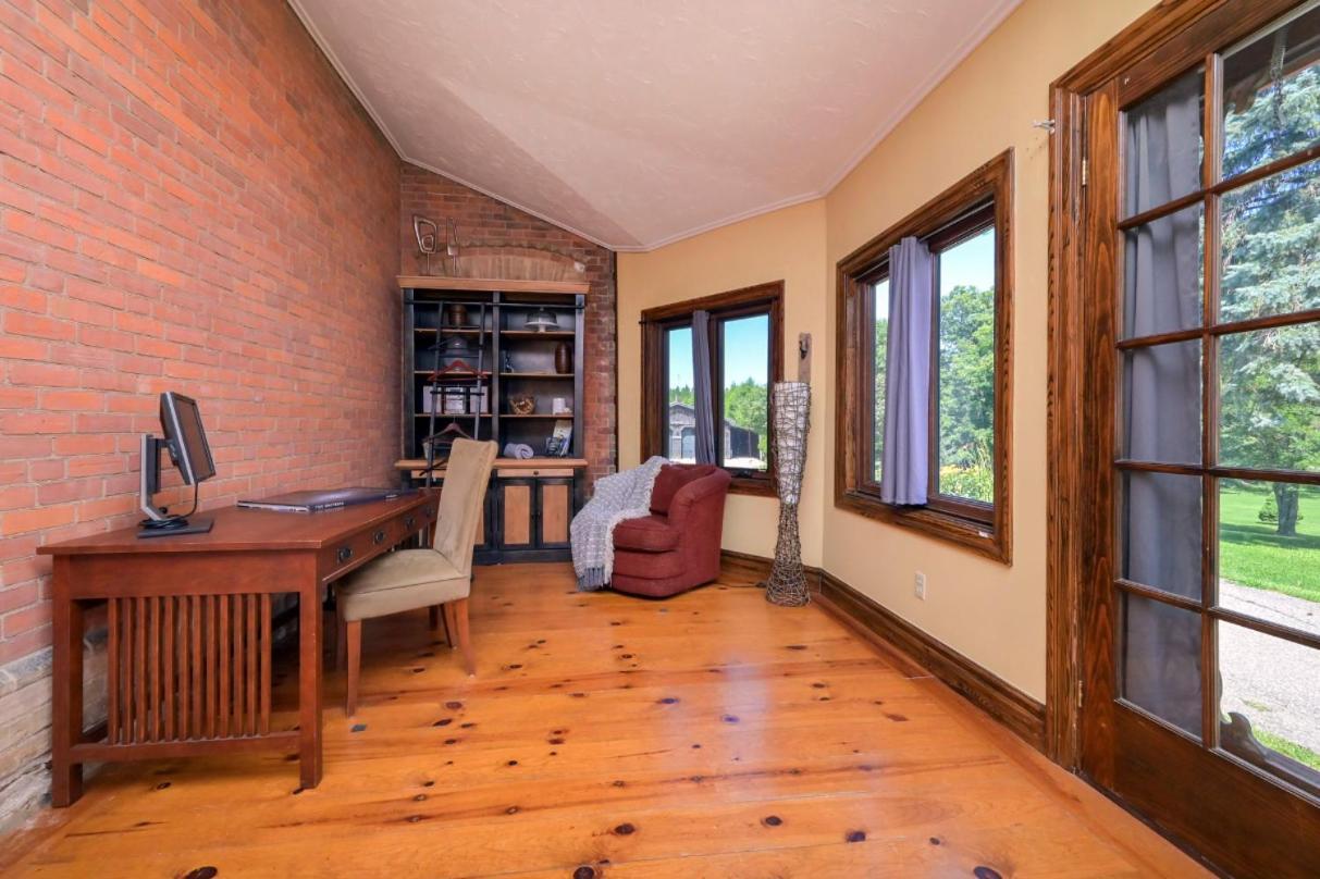 The Front Porch Room Of A 140-Year-Old Victorian House Orangeville Exterior photo